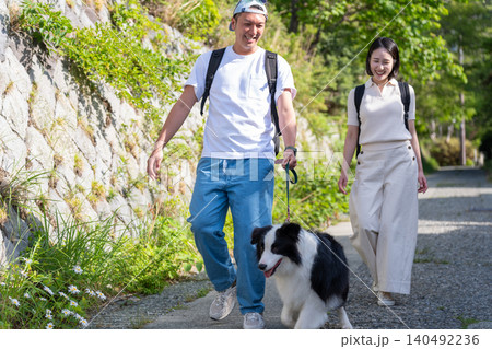 ペットと旅行に行く若い夫婦とボーダーコリー ペットと旅行に行く若い夫婦とボーダーコリー 140492236
