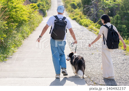 愛犬と旅行を楽しむ夫婦の後ろ姿 愛犬と旅行を楽しむ夫婦の後ろ姿 140492237