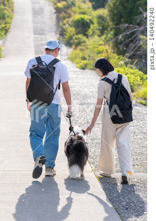 愛犬と旅行を楽しむ夫婦の後ろ姿 愛犬と旅行を楽しむ夫婦の後ろ姿 140492240