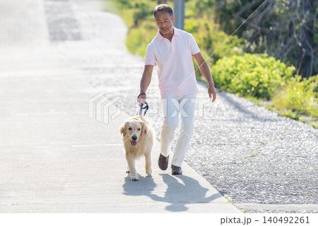 大型犬とウォーキングするシニア男性 大型犬とウォーキングするシニア男性 140492261