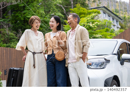 車で旅行するシニア夫婦と娘の家族 140492357