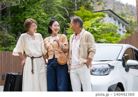 車で旅行するシニア夫婦と娘の家族 車で旅行するシニア夫婦と娘の家族 140492360
