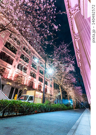 日本橋の桜ライトアップと歴史的建築が彩る春の夜景 140492572