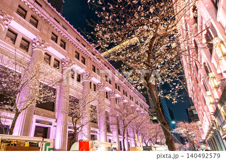 日本橋の桜ライトアップと歴史的建築が彩る春の夜景 日本橋の桜ライトアップと歴史的建築が彩る春の夜景 140492579
