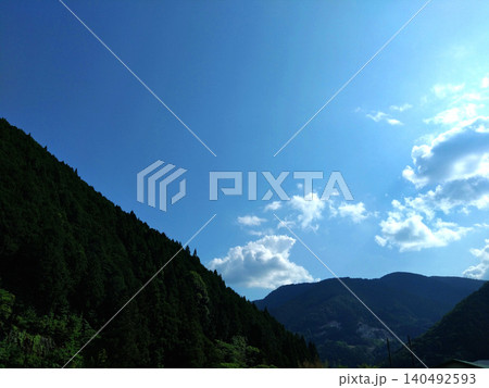 澄み渡る青空と深い山並みが織りなす初夏の風景 澄み渡る青空と深い山並みが織りなす初夏の風景 140492593