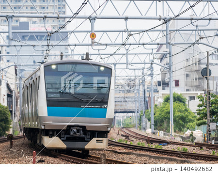 【京浜東北線】早朝の大森の街を駆け抜ける列車 【京浜東北線】早朝の大森の街を駆け抜ける列車 140492682