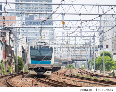 【京浜東北線】早朝の大森の街を駆け抜ける列車 140492683
