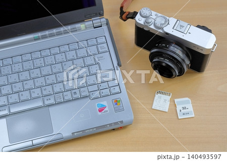 デジタルカメラとメモリーカード デジタルカメラとメモリーカード 140493597