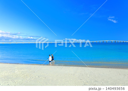【沖縄県】快晴の与那覇前浜ビーチと来間大橋(宮古島) 【沖縄県】快晴の与那覇前浜ビーチと来間大橋(宮古島) 140493656