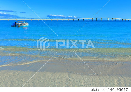 【沖縄県】快晴の与那覇前浜ビーチと来間大橋（宮古島） 140493657