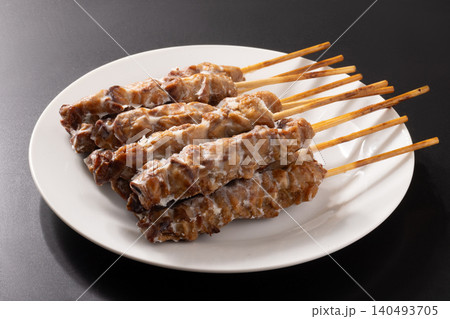 ［国産またはタイ産］博多　ぐるぐる　鶏皮　串焼き（冷凍） 140493705