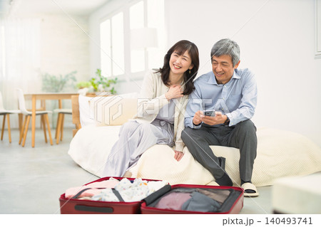 旅行の準備をする笑顔のシニア夫婦 140493741