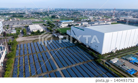 【空撮】巨大な太陽光パネル群と物流倉庫・工場の風景(再生可能エネルギー・SDGs) 【空撮】巨大な太陽光パネル群と物流倉庫・工場の風景(再生可能エネルギー・SDGs) 140493752