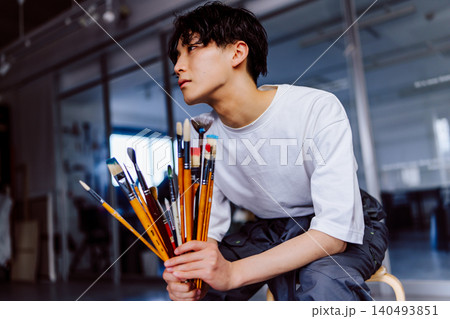 アトリエで絵筆を持つ若き芸術家 アトリエで絵筆を持つ若き芸術家 140493851