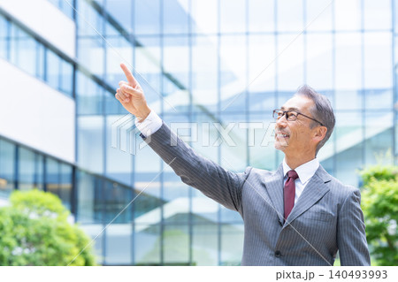 指差すシニアビジネスマン 140493993
