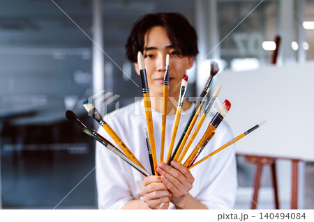 絵筆を広げる美術学生、自信に満ちた表情 絵筆を広げる美術学生、自信に満ちた表情 140494084