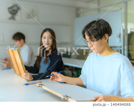 美術予備校でデッサンに取り組む学生たち 140494088