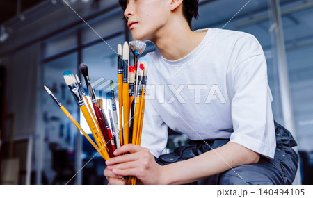 絵筆を持つ美術学生の男性 絵筆を持つ美術学生の男性 140494105