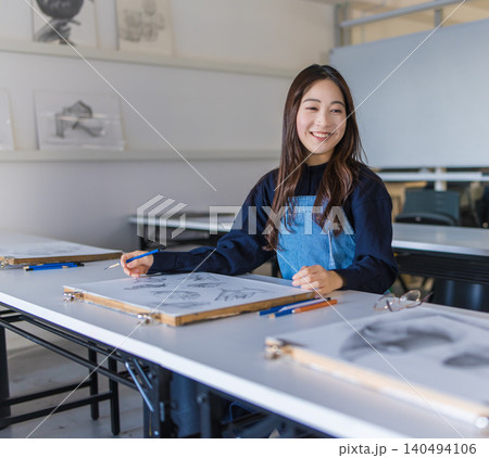 美術予備校でデッサンに集中する学生 美術予備校でデッサンに集中する学生 140494106