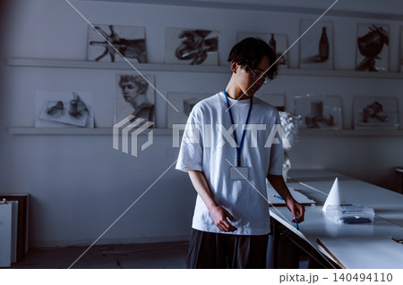 アトリエで作業に向き合う男性講師 アトリエで作業に向き合う男性講師 140494110