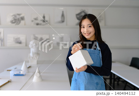 美術予備校でオブジェを持つ女性 140494112