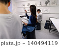 美術学校でデッサンに励む女性 140494119