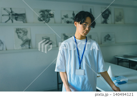 美術予備校の教室に立つ講師 140494121