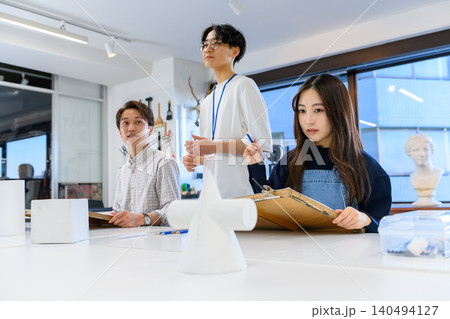 美術予備校でデッサンを学ぶ学生たち 美術予備校でデッサンを学ぶ学生たち 140494127