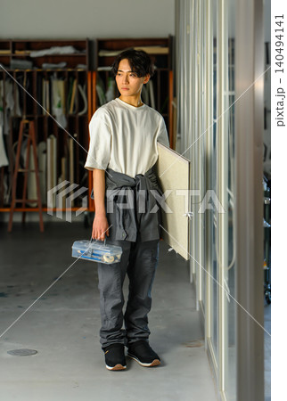 画材道具を持つ美大受験生 画材道具を持つ美大受験生 140494141