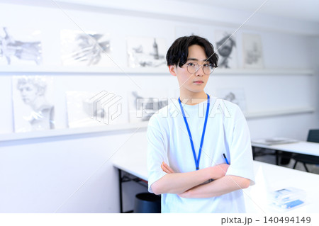 アトリエで腕を組む美術学生 アトリエで腕を組む美術学生 140494149
