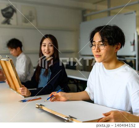 美術予備校でデッサンに取り組む学生 140494152