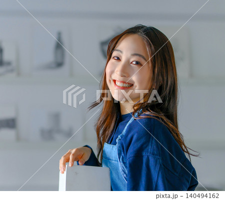 美術予備校で立方体を持つ笑顔の女性 美術予備校で立方体を持つ笑顔の女性 140494162
