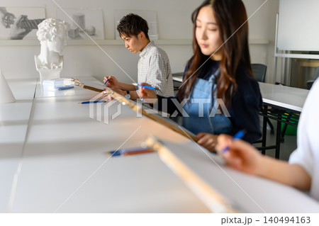 美術予備校でデッサンに励む学生の横顔 美術予備校でデッサンに励む学生の横顔 140494163