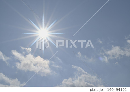 青空と太陽 直射日光 フリースペースイメージ 青空と太陽 直射日光 フリースペースイメージ 140494192
