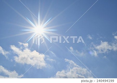 青空と太陽　直射日光　フリースペースイメージ 140494199