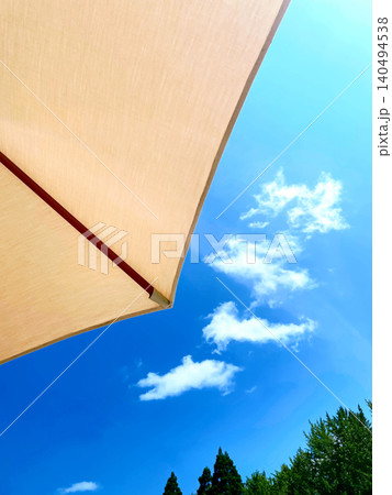 パラソル越しに見上げる青空とリゾートを感じる夏の風景 パラソル越しに見上げる青空とリゾートを感じる夏の風景 140494538