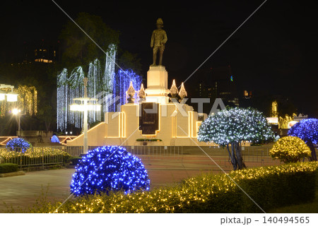 Night time of the front gate of Lumpini Park features a monument to King Rama VI, and the trees are beautifully illuminated with lights on Red Cross Fair day. Night time of the front gate of Lumpini Park features a monument to King Rama VI, and the trees are beautifully illuminated with lights on Red Cross Fair day. 140494565