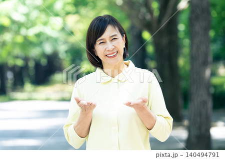 介護スタッフの女性 140494791