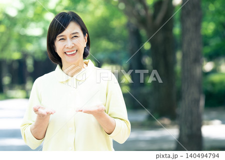 介護スタッフの女性 介護スタッフの女性 140494794