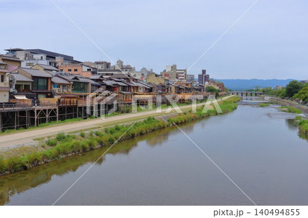 四条大橋から眺める鴨川の川床(納涼床) 四条大橋から眺める鴨川の川床(納涼床) 140494855