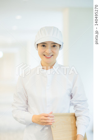 白衣で働くパートスタッフ 白衣で働くパートスタッフ 140495270