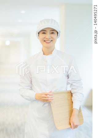 白衣で働くパートスタッフ 140495271