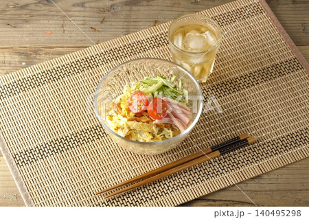 透明な硝子の器に盛られた冷やし中華とお茶 140495298