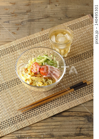透明な硝子の器に盛られた冷やし中華とお茶 140495301