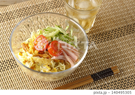 透明な硝子の器に盛られた冷やし中華とお茶 140495305