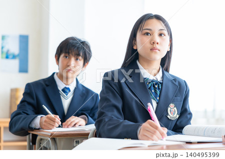 授業を受ける中学生 授業を受ける中学生 140495399