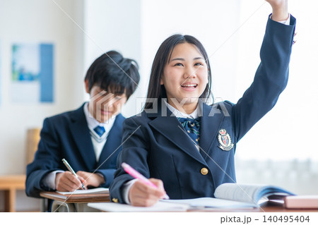 授業を受ける中学生 授業を受ける中学生 140495404