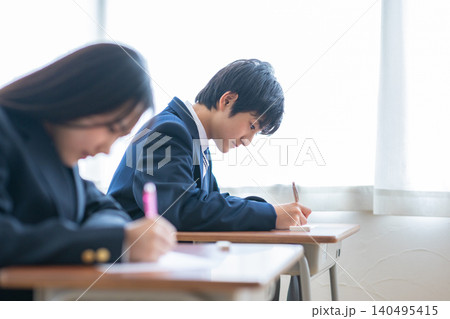 試験を受ける中学生 140495415