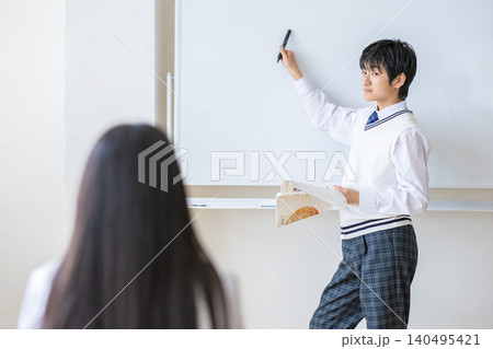 ホワイトボードに解答を書く中学生 ホワイトボードに解答を書く中学生 140495421