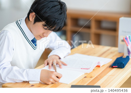 自宅で勉強する中学生 140495436